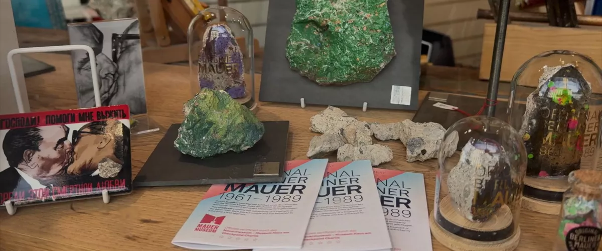 Berlingo harresiaren hormigoi zatia oroigarria