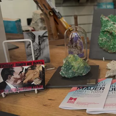 Berlingo harresiaren hormigoi zatia oroigarria