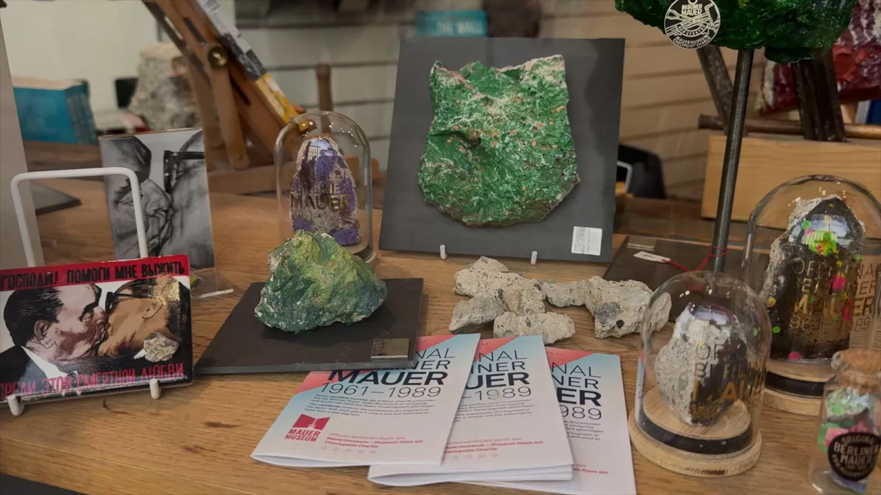 Berlingo harresiaren hormigoi zatia oroigarria