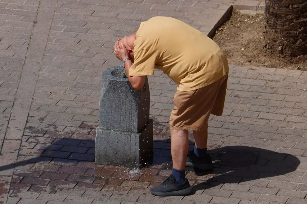 CORDOBA, 18/06/2026.- Un hombre se refresca en una de las fuentes de Córdoba. España se enfrenta a lo que podría ser la primera ola de calor de 2026 coincidiendo con la llegada del verano el domingo, los termómetros superarán 40 grados en capitales como Bilbao, Zaragoza, Lleida o Toledo y se registrarán noches tropicales en amplias zonas, e incluso tórridas, como en Almería, donde podría no bajarse de 27 grados el lunes. EFE/ Salas
