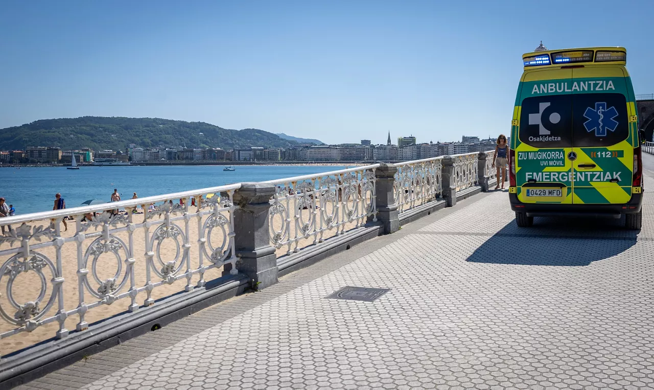 SAN SEBASTIÁN, 26/05/2026.- Un hombre ha fallecido este martes tras ser rescatado del agua en la playa donostiarra de Ondarreta. Los servicios de emergencias han recibido un aviso sobre las 10.40 horas, tras lo que varias ambulancias se han desplazado al lugar.EFE/Javier Etxezarreta
