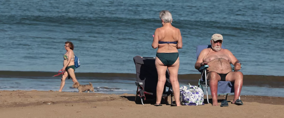 GETXO (BIZKAIA), 26/05/2026.- Bañistas este martes en la playa vizcaína de Ereaga, donde disfrutan del buen tiempo, donde se esperan temperaturas de 38 º C en la cornisa del cantábrico. EFE/Luis Tejido
