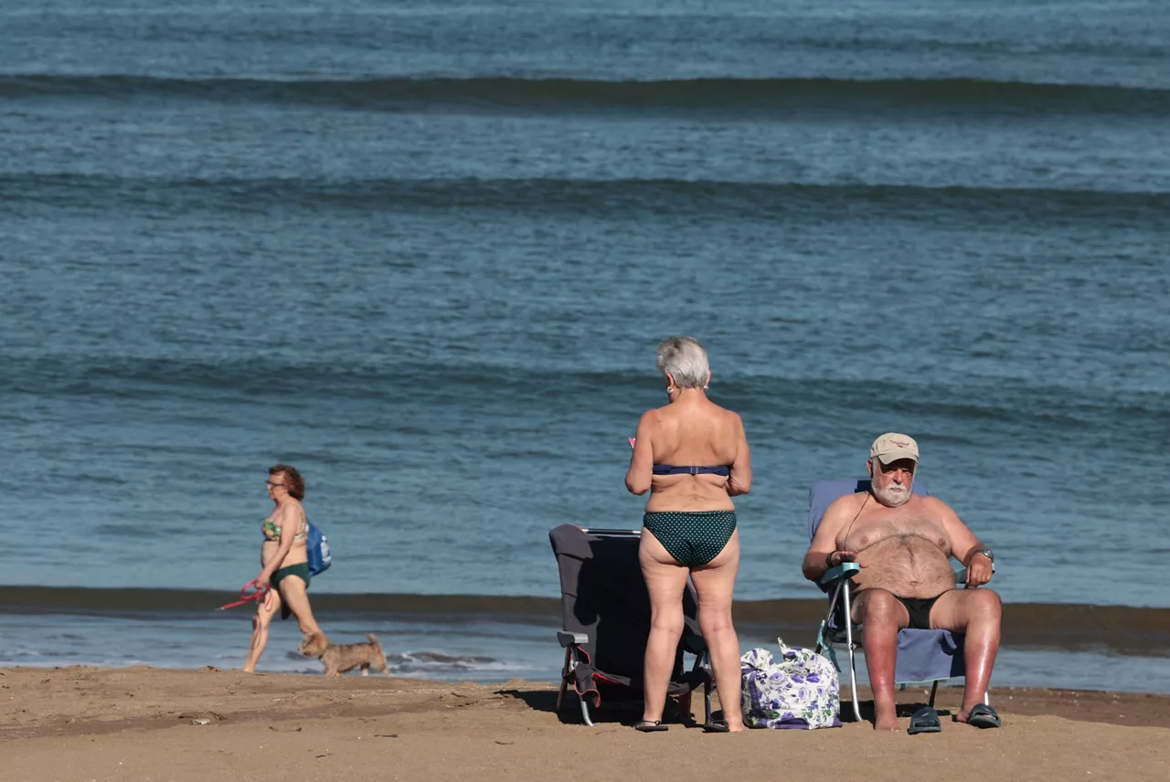 GETXO (BIZKAIA), 26/05/2026.- Bañistas este martes en la playa vizcaína de Ereaga, donde disfrutan del buen tiempo, donde se esperan temperaturas de 38 º C en la cornisa del cantábrico. EFE/Luis Tejido
