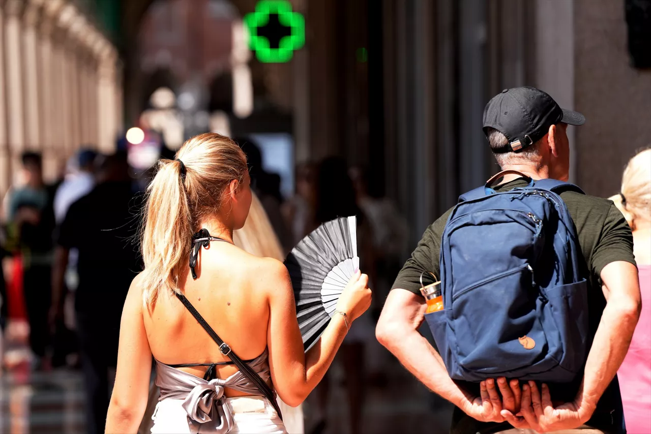 (Foto de ARCHIVO)

01 August 2026, Italy, Milan: A tourist fans herself to find relief from the intense heat in the Galleria Vittorio Emanuele. Photo: Duilio Piaggesi/IPA via ZUMA Press/dpa



Duilio Piaggesi/IPA via ZUMA Pre / DPA

01/8/2026 ONLY FOR USE IN SPAIN