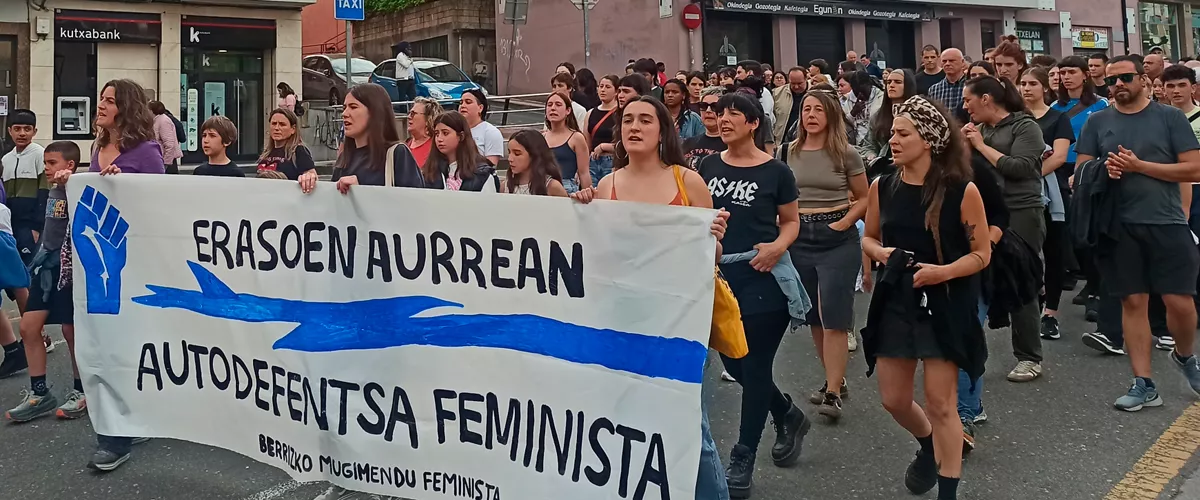BERRIZ (BIZKAIA), 07/04/2026.-Cientos de personas han tomado parte esta tarde en Berriz en la protesta convocada por el movimiento feminista tras el apuñalamiento sufrido ayer lunes por una mujer a manos de su pareja en una vivienda de la localidad. La víctima, de 38 años, fue agredida con un arma blanca y tuvo que ser trasladada en helicóptero al hospital de Cruces en Barakaldo, mientras que una de las hijas de la pareja también resultó herida, de pronóstico más leve, al tratar de defender a su madre. EFE/ Jon Garai
