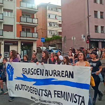 BERRIZ (BIZKAIA), 07/04/2026.-Cientos de personas han tomado parte esta tarde en Berriz en la protesta convocada por el movimiento feminista tras el apuñalamiento sufrido ayer lunes por una mujer a manos de su pareja en una vivienda de la localidad. La víctima, de 38 años, fue agredida con un arma blanca y tuvo que ser trasladada en helicóptero al hospital de Cruces en Barakaldo, mientras que una de las hijas de la pareja también resultó herida, de pronóstico más leve, al tratar de defender a su madre. EFE/ Jon Garai
