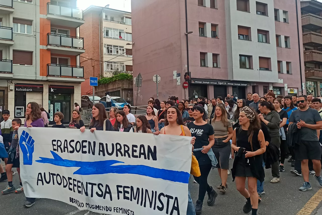 BERRIZ (BIZKAIA), 07/04/2026.-Cientos de personas han tomado parte esta tarde en Berriz en la protesta convocada por el movimiento feminista tras el apuñalamiento sufrido ayer lunes por una mujer a manos de su pareja en una vivienda de la localidad. La víctima, de 38 años, fue agredida con un arma blanca y tuvo que ser trasladada en helicóptero al hospital de Cruces en Barakaldo, mientras que una de las hijas de la pareja también resultó herida, de pronóstico más leve, al tratar de defender a su madre. EFE/ Jon Garai
