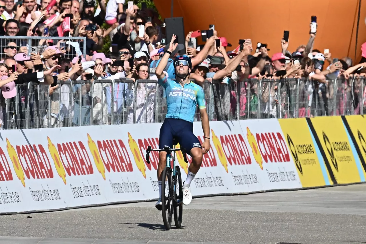 VERBANIA (Italy), 22/05/2026.- Italian rider Alberto Bettiol of team XDS Astana Team celebrates winning the 13th stage of the Giro d'Italia over 189km from Alessandria to Verbania, Italy, 22 May 2026. (Ciclismo, Italia) EFE/EPA/LUCA ZENNARO
