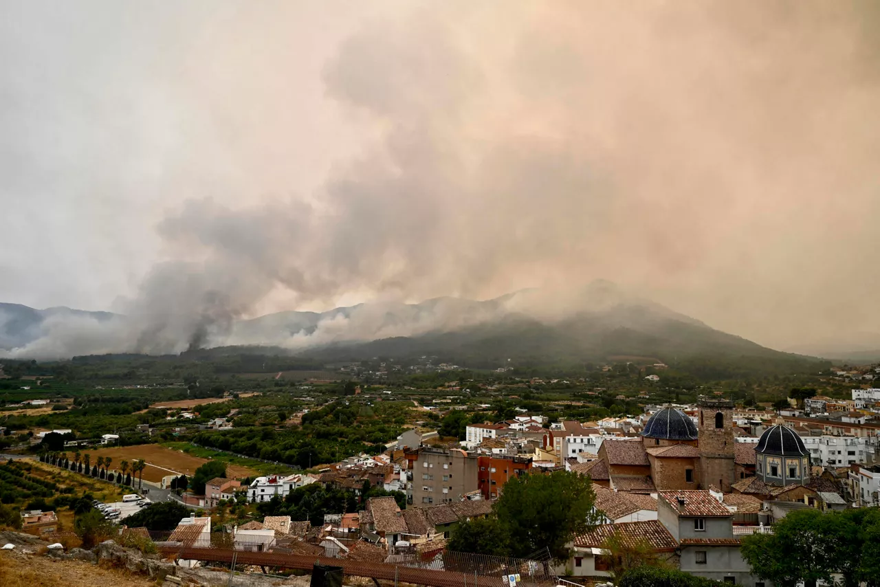 BETXI (CASTELLÓN), 27/07/2026.- Trabajos de extinción en el incendio del Vall d'Uixó (Castellón), declarado el pasado sábado y que ha arrasado ya 7.200 hectáreas y en su control trabajan más de 400 efectivos terrestres y 25 aéreos, que se centran ahora en la zona de Eslida, la urbanización Monserrat en Betxí y en el Montí en Onda. EFE/ Andreu Esteban
