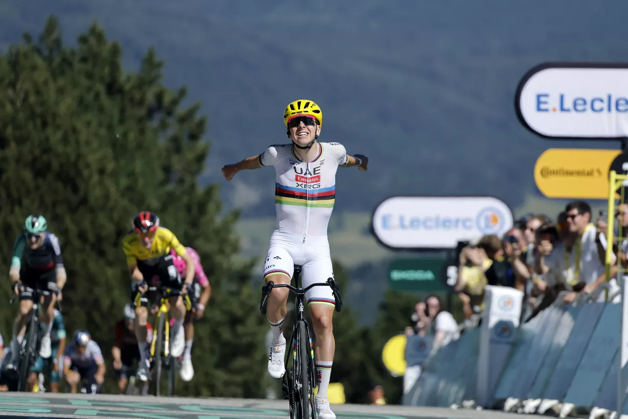 PYRENEES-ORIENTALES (France), 06/07/2026.- Slovenian cyclist Tadej Pogacar of UAE Team Emirates XRG celebrates at the finish line after winning Stage 3 of the Tour de France, a 195.9 km route from Granollers, Spain to Les Angles, France, 06 July 2026. (Ciclismo, Francia, España) EFE/EPA/GUILLAUME HORCAJUELO
