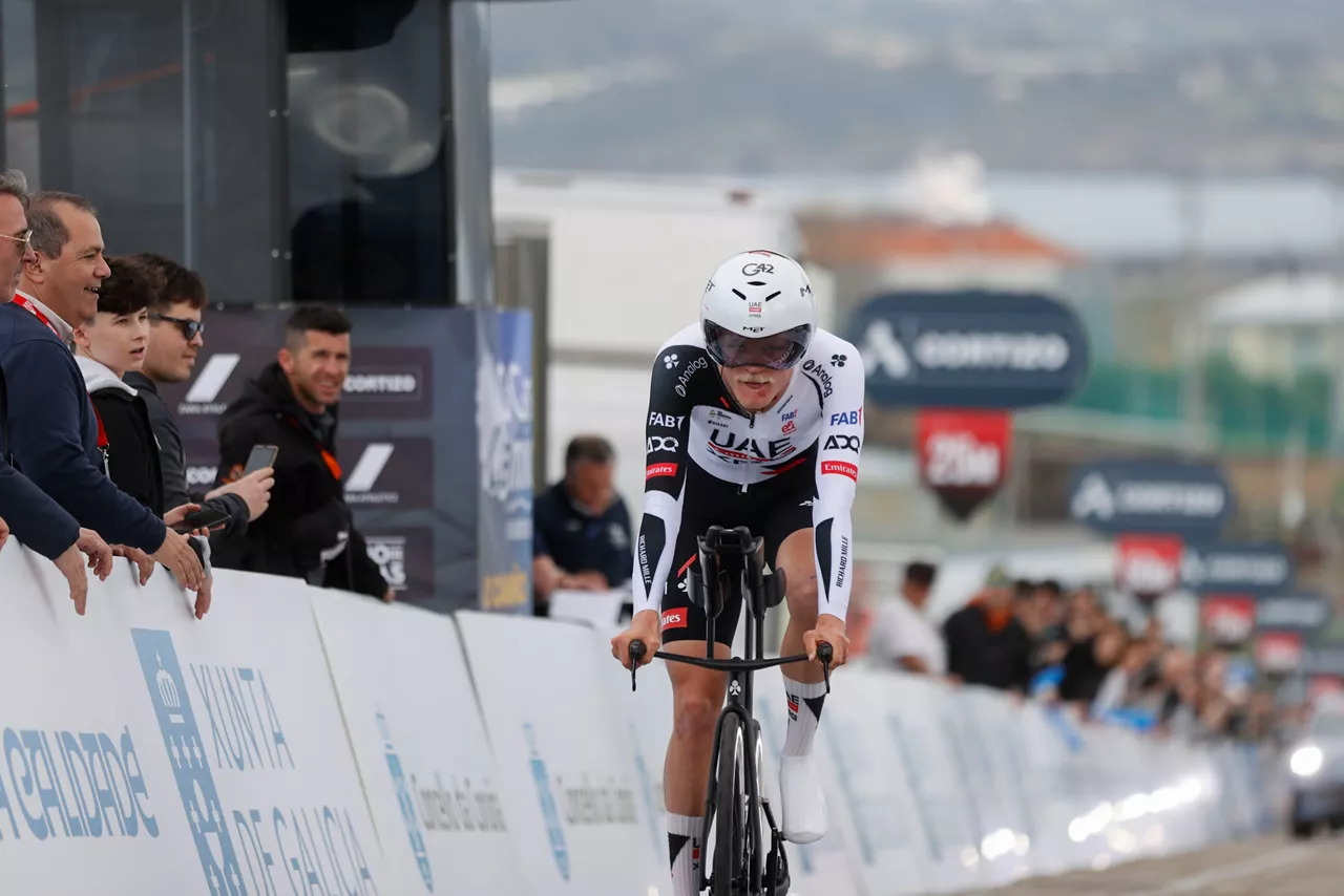 A CORUÑA (GALICIA), 14/04/26.- El ciclista danés del UAE Team Emirates, Julius Johansen, se proclama vencedor de la primera etapa de O Gran Camiño, que celebra la quinta edición volviendo este martes a uno de los elementos patrimoniales más reconocidos de Galicia, la Torre de Hércules (A Coruña). EFE/ Cabalar
