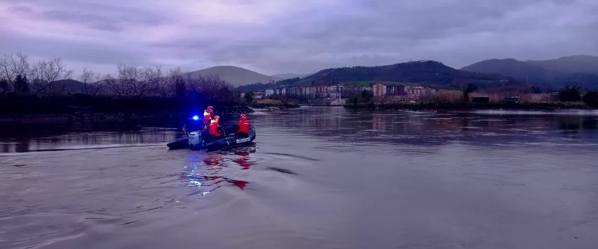 Buscan a un hombre tras caer al río Bidasoa