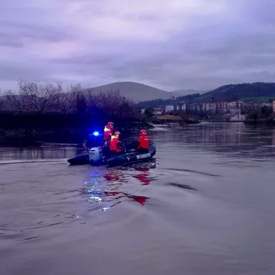 Buscan a un hombre tras caer al río Bidasoa
