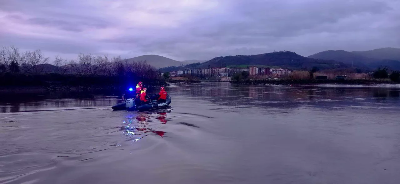 Buscan a un hombre tras caer al río Bidasoa