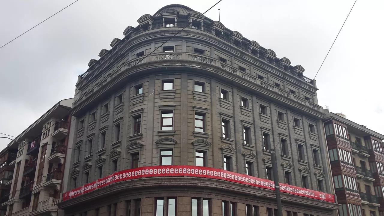 Edificio del Metro. Athleeeetic. Eup!
