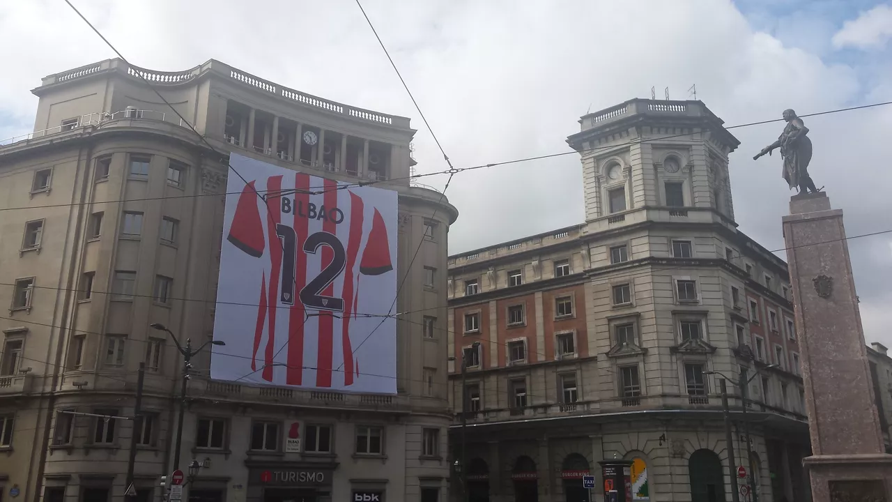 Don Diego señala la camiseta número 12