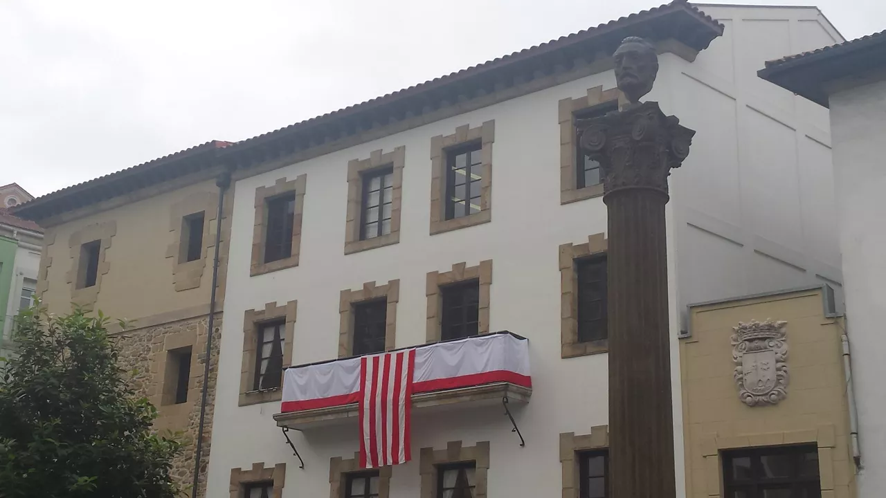 Plaza Unamuno. Don Miguel, con el Museo vasco al fondo