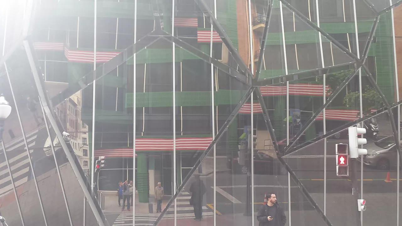 Las banderas de la Cámara de Comercio, reflejada