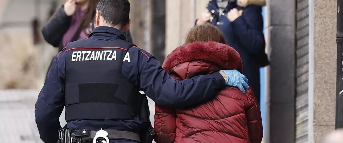 Bilbao, 30 ene (EFE).- La Ertzaintza traslada a la mujer de 55 años detenida este viernes acusada de haber matado a su pareja, un hombre de 67 años de edad, en su domicilio del barrio bilbaíno de Uribarri, según han informado fuentes del Departamento vasco de Seguridad.EFE/ Miguel Toña
