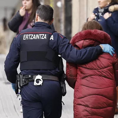 Bilbao, 30 ene (EFE).- La Ertzaintza traslada a la mujer de 55 años detenida este viernes acusada de haber matado a su pareja, un hombre de 67 años de edad, en su domicilio del barrio bilbaíno de Uribarri, según han informado fuentes del Departamento vasco de Seguridad.EFE/ Miguel Toña
