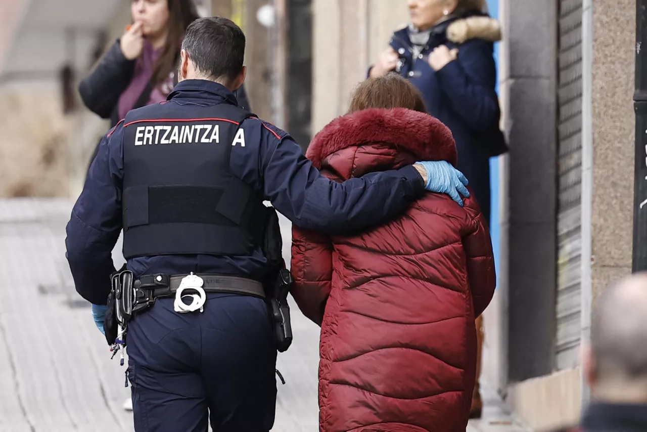 Bilbao, 30 ene (EFE).- La Ertzaintza traslada a la mujer de 55 años detenida este viernes acusada de haber matado a su pareja, un hombre de 67 años de edad, en su domicilio del barrio bilbaíno de Uribarri, según han informado fuentes del Departamento vasco de Seguridad.EFE/ Miguel Toña
