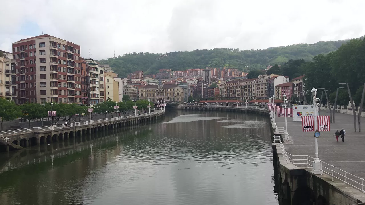 La ría espera a la gabarra