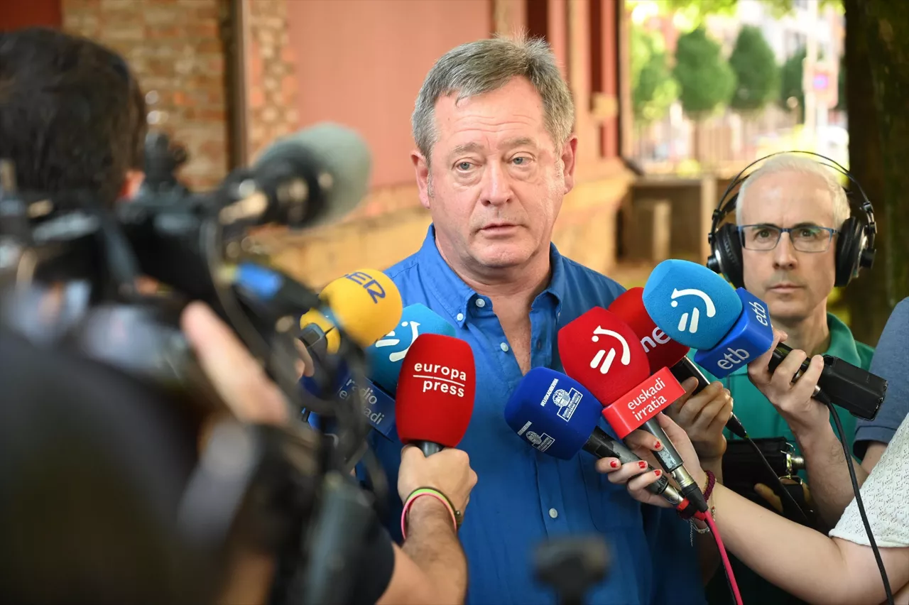 El consejero de Seguridad del Gobierno Vasco, Bingen Zupiria, ofrece declaraciones a los medios durante el acto político ADI 26/27, a 24 de mayo de 2026, en Durango, Vizcaya, País Vasco (España). El PNV celebra este domingo en Landako Gunea de Durango el acto ADI 26/27, concebido como el pistoletazo de salida para las elecciones municipales y forales de mayo de 2027. Bajo el lema ‘Aurrera Diharduen Indarra’, el Euzkadi Buru Batzar busca movilizar a sus bases ante la inminencia de las citas electorales.



David de Haro / Europa Press

24/5/2026