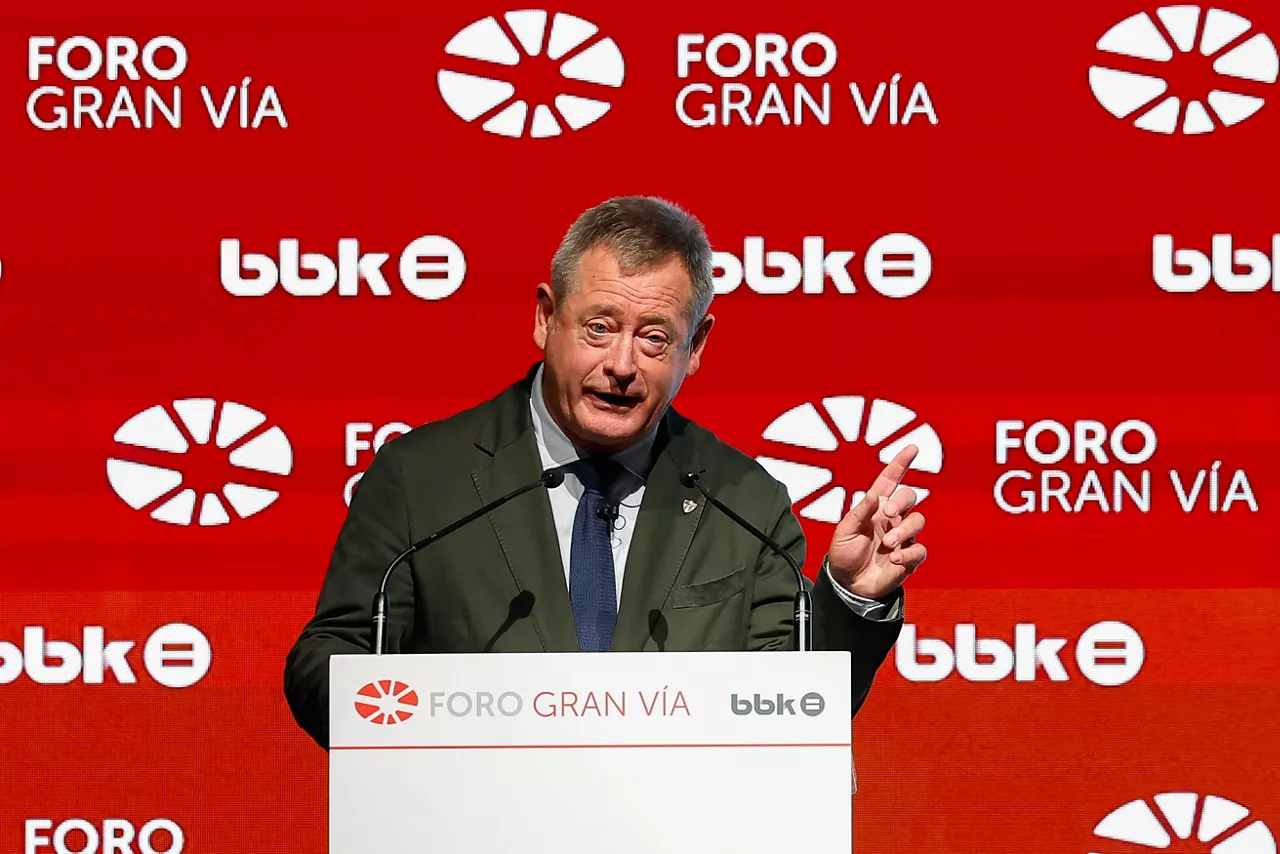 BILBAO, 15/10/2026.- El 'Foro Gran Vía' ha acogido este jueves en Bilbao la intervención del consejero de Seguridad, Bingen Zupiria, que ha abordado las prioridades estratégicas y los desafíos en materia de ciberseguridad, convivencia y protección ciudadana en el Ejecutivo Vasco. EFE/ Miguel Toña
