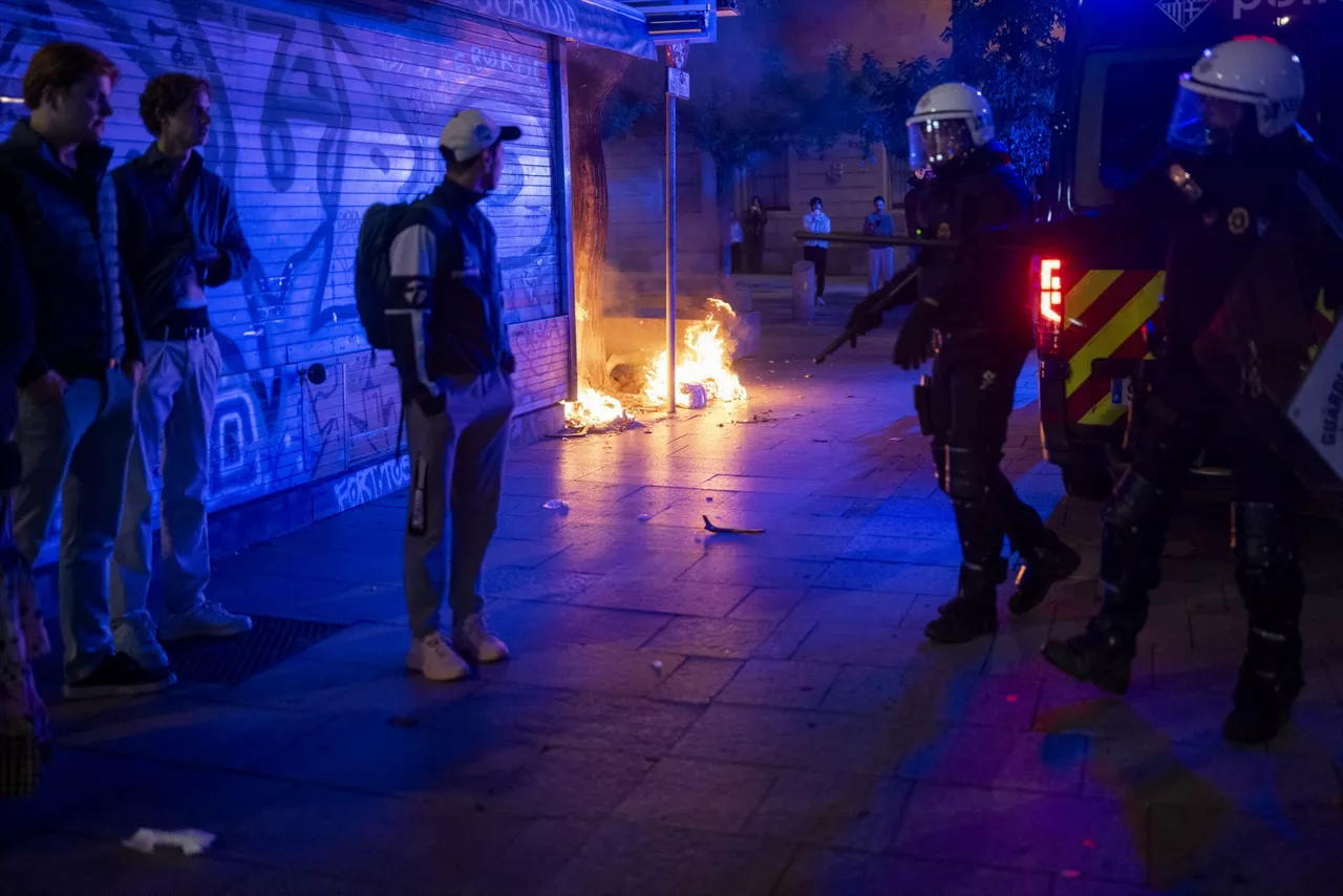 (Foto de ARCHIVO)

Disturbios en el centro de la ciudad, a 24 de octubre de 2026, en Barcelona, Catalunya (España). Furgones de los Mossos d'Esquadra tienen blindada la plaza Catalunya de Barcelona desde este sábado por la tarde, donde han empezado a hacer algunas cargas para controlar a activistas que se han ido concentrando, la gran mayoría de ellos encapuchados y vestidos de negro. Después de que los Bombers hayan apagado el fuego de una barricada y otros elementos urbanos que los activistas han incendiado, los antidisturbios están haciendo pequeñas cargas para sacar de la plaza a los activistas, aunque luego han incendiado parte de la terraza del bar Zúrich y más papeleras.



Lorena Sopêna / Europa Press

24 OCTUBRE 2026;DISTURBIOS;MOSSOS;CATALUÑA;ACTIVISTAS;DETENIDO;

24/10/2026