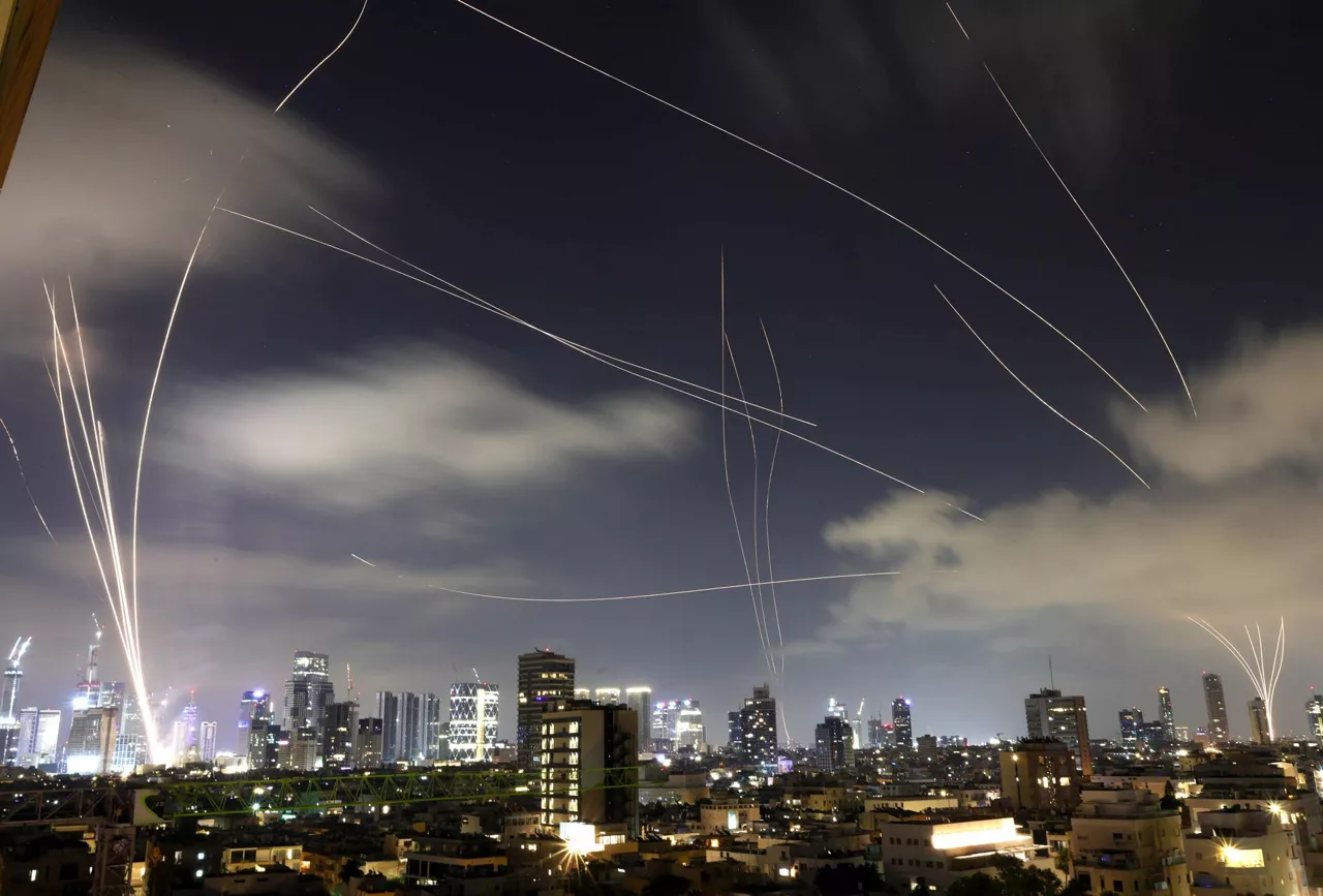 FOTODELDIA Tel Aviv (Israel), 17/06/2025.- Vista del sistema de defensa israelí la Cúpula de Hierro interceptando misiles iraníes que caen sobre Tel Aviv, Israel. Los bomberos registraron un incendio en un edificio de ocho plantas y otro en un aparcamiento que afecta a una veintena de coches en el centro de Israel tras un nuevo ataque con misiles de Irán pasada la medianoche de este miércoles, sin que por el momento se hayan reportado personas afectadas. EFE/ Abir Sultan
