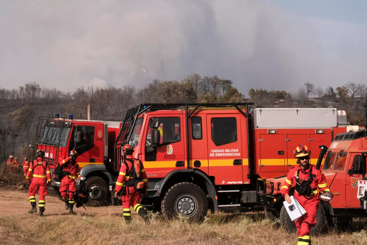 SELAS (GUADALAJARA), 21/07/2026.- El incendio forestal que se ha declarado este martes en Selas (Guadalajara), donde se ha desplazado la Unidad Militar de Emergencias (UME) para colaborar en las tareas de extinción, continúa en situación operativa nivel 2 y afecta ya a unas 1.700 hectáreas de terreno. En un archivo sonoro remitido a los medios de comunicación, el director de la emergencia en el incendio de La Mierla (Guadalajara), Juan José Fernández, ha asegurado que el fuego de Selas se ha iniciado "con mucha energía", en una zona "también con continuidad de monte" y "con un potencial igual, de miles de hectáreas". EFE/ Nacho Izquierdo
