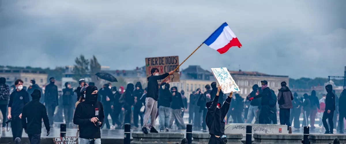 October 24, 2026, Bordeaux, Nouvelle-Aquitaine, France: In Bordeaux, the march on the second day of protests against the rising cost of living initially proceeded peacefully. At the end of the route, violent clashes broke out on the sidelines between groups of demonstrators and law enforcement officers. Projectiles were thrown at riot police, who used tear gas to disperse the groups. Participants in the mobilization also included members of the Yellow Vests movement.



Fabrice Hebert / Zuma Press / Europa Press

24/10/2026 ONLY FOR USE IN SPAIN