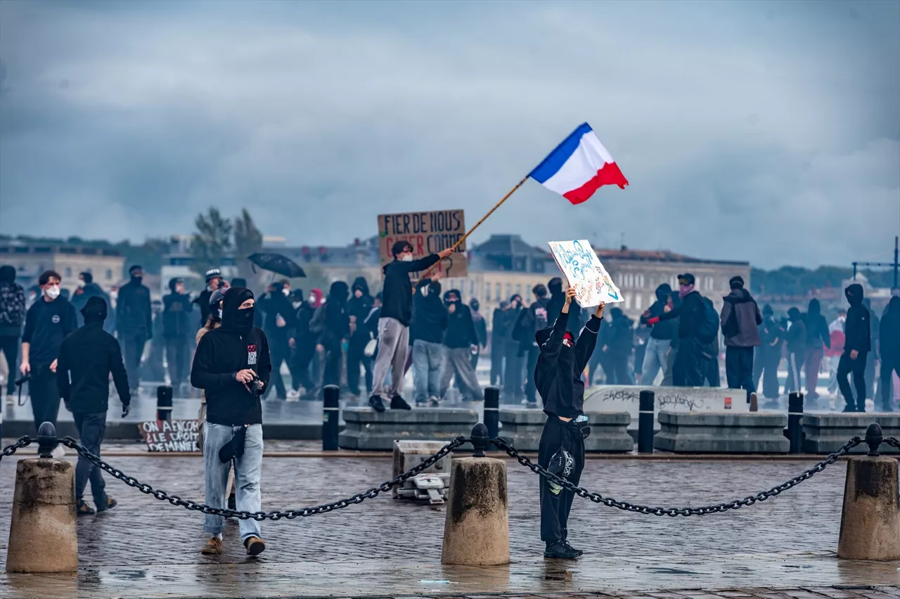 October 24, 2026, Bordeaux, Nouvelle-Aquitaine, France: In Bordeaux, the march on the second day of protests against the rising cost of living initially proceeded peacefully. At the end of the route, violent clashes broke out on the sidelines between groups of demonstrators and law enforcement officers. Projectiles were thrown at riot police, who used tear gas to disperse the groups. Participants in the mobilization also included members of the Yellow Vests movement.



Fabrice Hebert / Zuma Press / Europa Press

24/10/2026 ONLY FOR USE IN SPAIN
