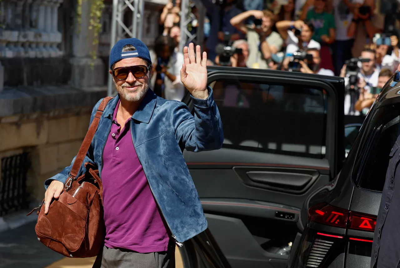 SAN SEBASTIÁN, 20/09/2026.- El actor norteamericano Brad Pitt saluda al público a su llegada este domingo al Festival de Cine de San Sebastián, donde presenta 'En el corazón de la bestia'. EFE/Juan Herrero
