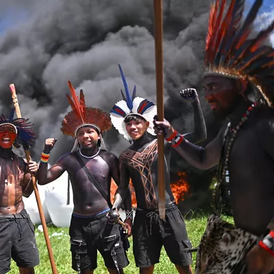 FOTODELDÍA AME855. BRASILIA (BRASIL), 07/04/2026.- Indígenas participan en la manifestación 'El Congreso, enemigo del pueblo: Nuestro futuro no está en venta' del Campamento Tierra Libre este martes, en la Explanada de los Ministerios, en Brasilia (Brasil). EFE/Andre Borges
