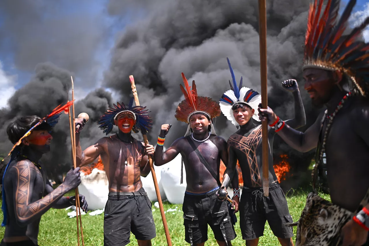 FOTODELDÍA AME855. BRASILIA (BRASIL), 07/04/2026.- Indígenas participan en la manifestación 'El Congreso, enemigo del pueblo: Nuestro futuro no está en venta' del Campamento Tierra Libre este martes, en la Explanada de los Ministerios, en Brasilia (Brasil). EFE/Andre Borges
