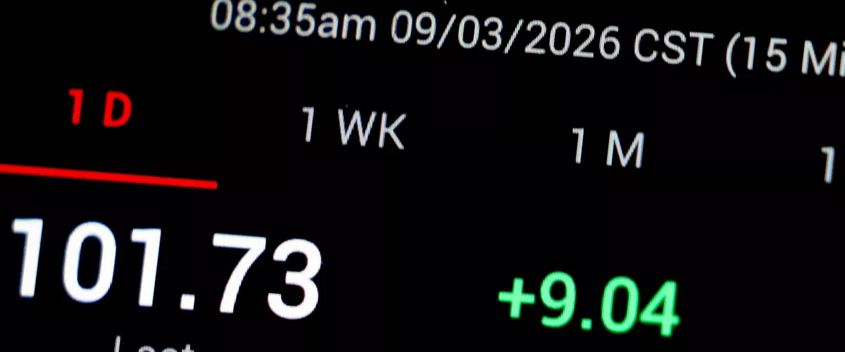 BERLIN (Germany), 09/03/2026.- A mobile application displays the current crude oil prices on a mobile phone screen in Berlin, Germany, 09 March 2026. Fueled by the escalating conflict in the Middle East, the international oil benchmark, Brent Crude, surged past 100 US dollars per barrel on 09 March 2026. (Alemania) EFE/EPA/FILIP SINGER
