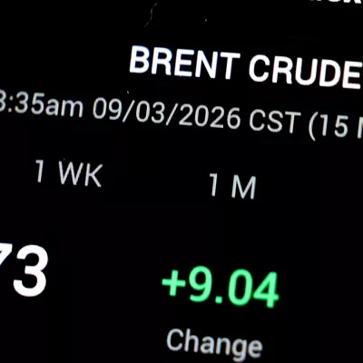 BERLIN (Germany), 09/03/2026.- A mobile application displays the current crude oil prices on a mobile phone screen in Berlin, Germany, 09 March 2026. Fueled by the escalating conflict in the Middle East, the international oil benchmark, Brent Crude, surged past 100 US dollars per barrel on 09 March 2026. (Alemania) EFE/EPA/FILIP SINGER
