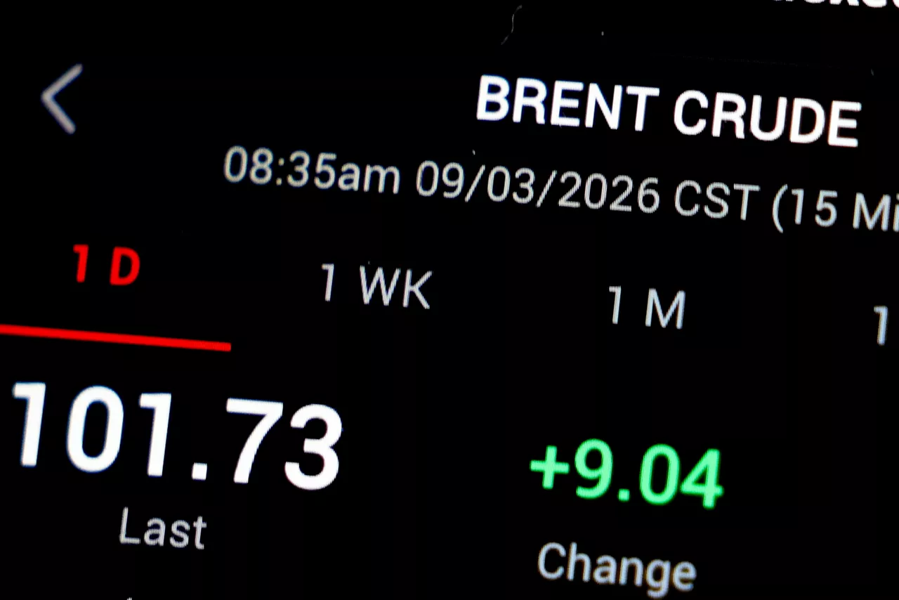 BERLIN (Germany), 09/03/2026.- A mobile application displays the current crude oil prices on a mobile phone screen in Berlin, Germany, 09 March 2026. Fueled by the escalating conflict in the Middle East, the international oil benchmark, Brent Crude, surged past 100 US dollars per barrel on 09 March 2026. (Alemania) EFE/EPA/FILIP SINGER
