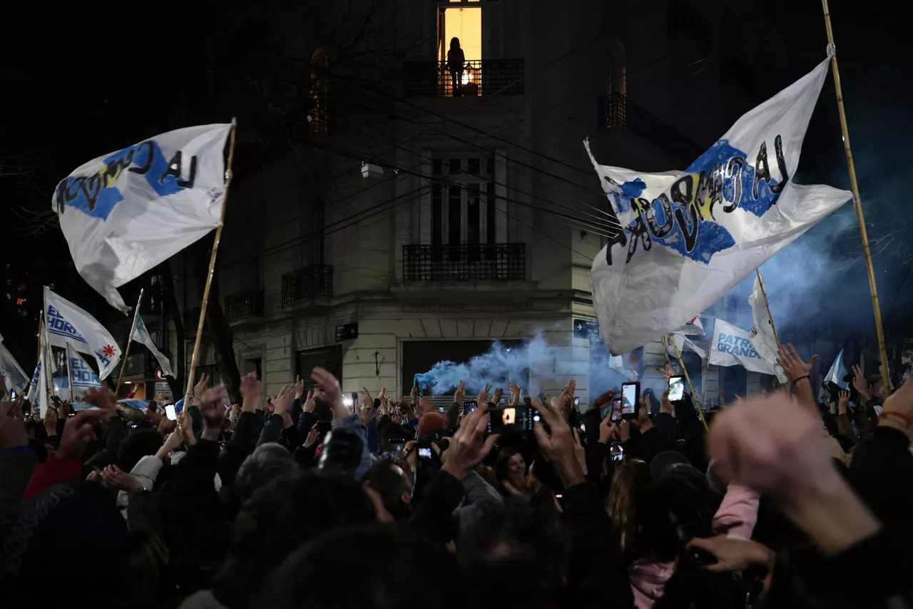 AME7230. BUENOS AIRES (ARGENTINA), 07/09/2025.- Personas celebran tras conocer los resultados de las elecciones legislativas de la provincia de Buenos Aires frente a la casa de la expresidenta Cristina Fernández, este domingo, en Buenos Aires (Argentina). Fernández salió a su balcón para saludar a los cientos de seguidores que se congregaron a las puertas de su casa, donde cumple prisión domiciliaria, para celebrar el gran triunfo peronista en las elecciones provinciales de Buenos Aires. EFE/ Adan González
