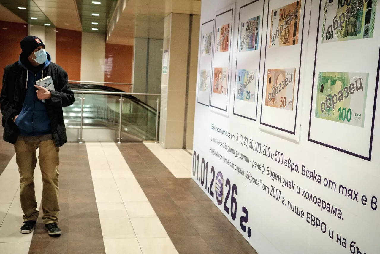 SOFIA (Bulgaria), 29/12/2025.- A man looks at a euro adoption poster in Sofia, Bulgaria, 29 December 2025. Bulgaria is set to become the 21st member of the eurozone on 01 January 2026, transitioning from the national lev to the euro amid public concerns that the move could trigger immediate price hikes and a higher cost of living. EFE/EPA/BORISLAV TROSHEV
