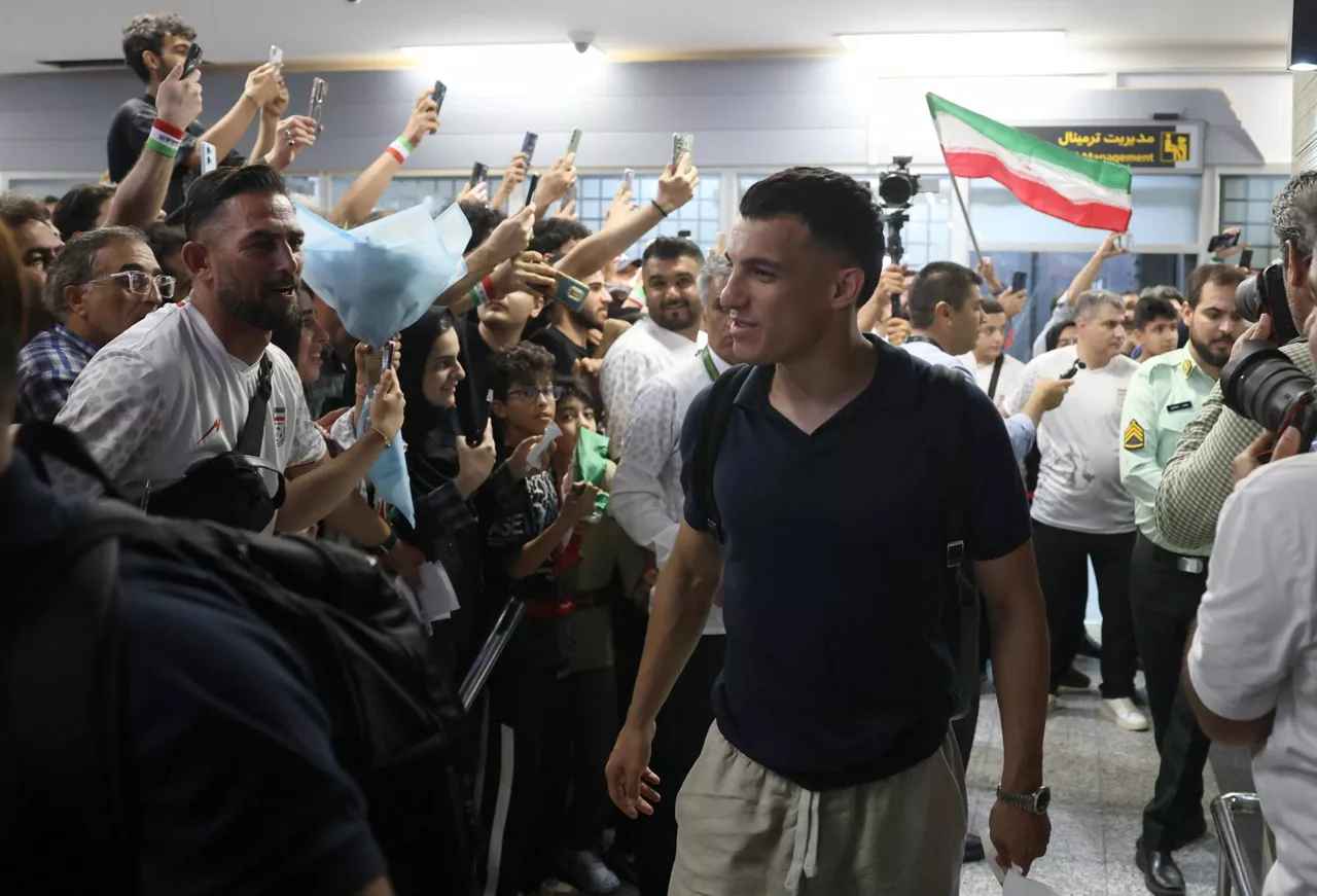 TEHRAN (IRAN(Islamic Republic Of)), 01/07/2026.- Amirhossein Hosseinzadeh (C) arrives with members of Iran's national soccer team following their participation in the 2026 FIFA World Cup at Mehr Abad Airport in Tehran, Iran, 01 July 2026. (Mundial de Fútbol, Teherán) EFE/EPA/ABEDIN TAHERKENAREH
