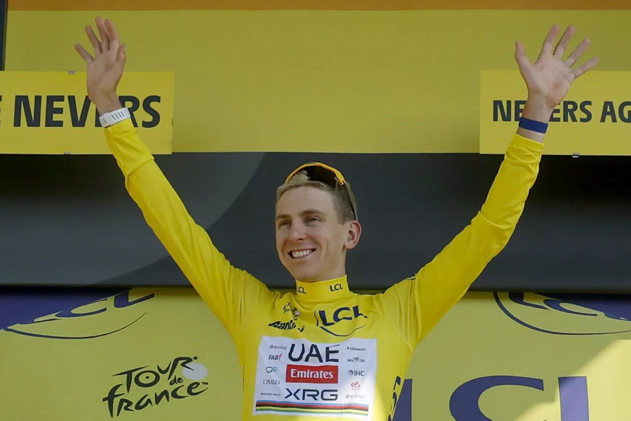 NEVERS (France), 15/07/2026.- Slovenian cyclist Tadej Pogacar of UAE Team Emirates XRG celebrates on the podium wearing the overall leader's yellow jersey after Stage 11 of the Tour de France, a 161.3 km route from Vichy to Nevers, France, 15 July 2026. (Ciclismo, Francia) EFE/EPA/GUILLAUME HORCAJUELO
