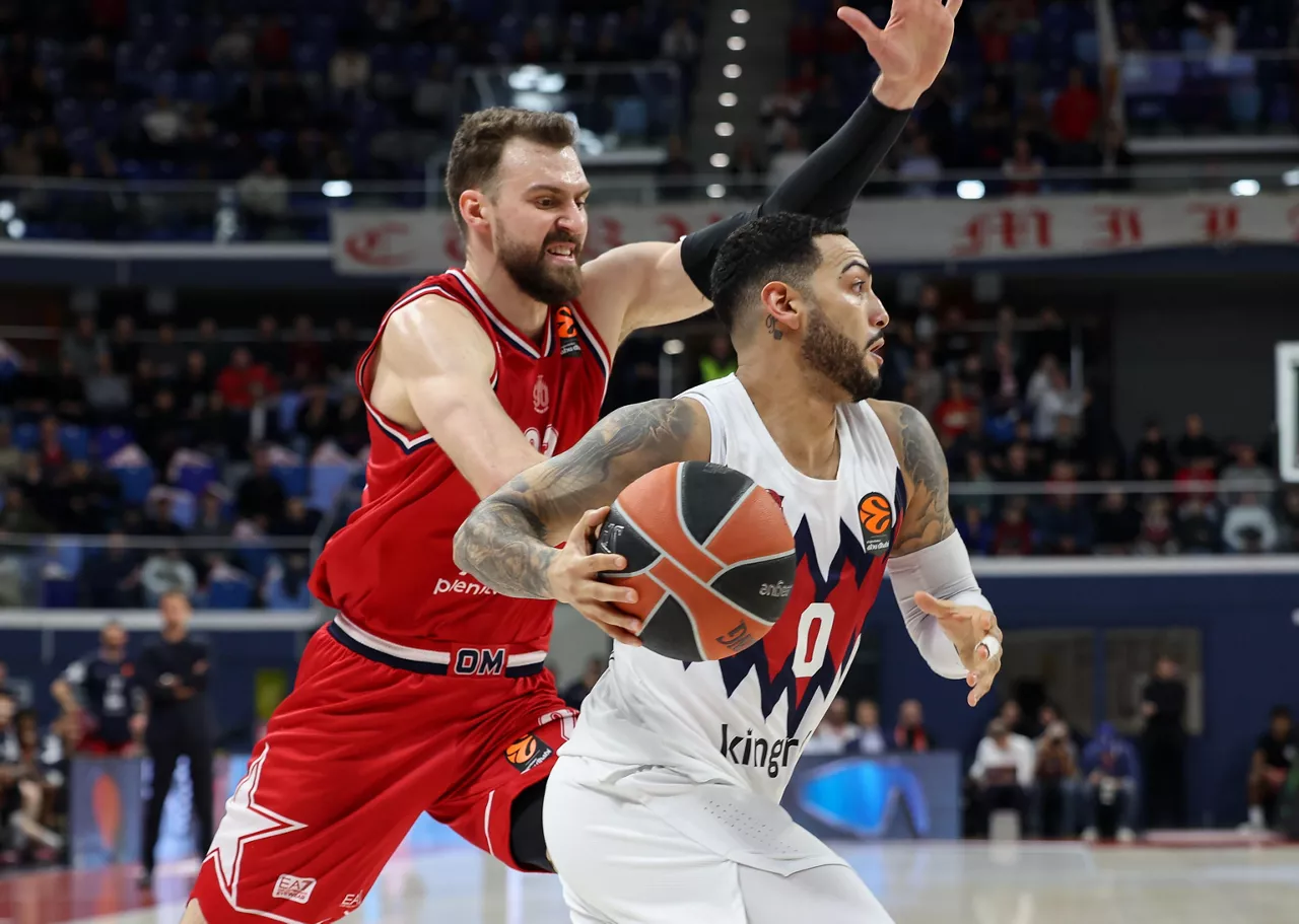 MILAN (Italy), 03/02/2026.- Markus Howard of Baskonia Vitoria-Gasteiz in action against Marco Guduric of EA7 Emporio Armani Milano during the Euroleague basketball match between EA7 Emporio Armani Milan and Baskonia Vitoria-Gasteiz in Milan, Italy, 03 February 2026. (Baloncesto, Euroliga, Italia) EFE/EPA/ROBERTO BREGANI
