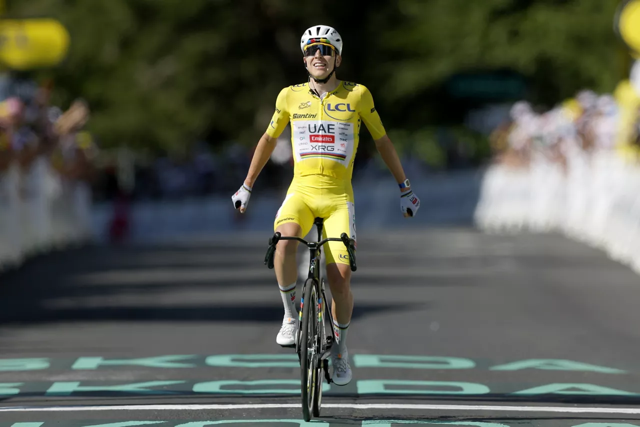 LE LIORAN (France), 14/07/2026.- Yellow Jersey overall leader Slovenian cyclist Tadej Pogacar of UAE Team Emirates XRG celebrates as he crosses the finish line to win Stage 10 of the Tour de France, a 166.6 km route from Aurillac to Le Lioran, France, 14 July 2026. (Ciclismo, Francia) EFE/EPA/GUILLAUME HORCAJUELO

