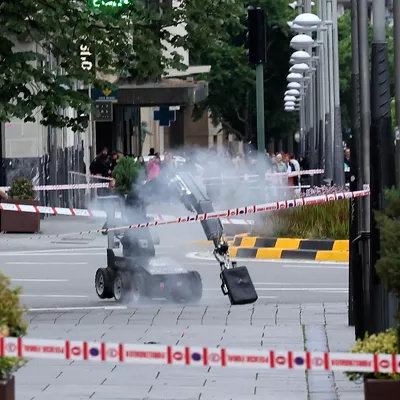 PAMPLONA, 02/05/2026.- Un robot de los artificieros de la Policía Nacional retira la maleta abandonada en una marquesina de una parada de autobús, frente a la sede de la Delegación del Gobierno en Navarra, en la plaza de Merindades de Pamplona, que ha suscitado las sospechas de la Policía y ha obligado a cerrar al tráfico la zona a media mañana de este sábado. EFE/ Villar López
