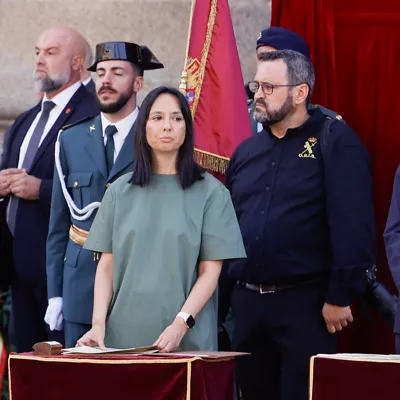SAN LORENZO DE EL ESCORIAL (MADRID), 01/07/2026.- La directora general de la Guardia Civil, Mercedes González (i), y el ministro del Interior, Fernando Grande-Marlaska (d), asisten al acto de entrega de los despachos de empleo a la XLVI promoción de suboficiales de la Guardia Civil presidido por el rey Felipe este miércoles en la Lonja Principal del Real Monasterio de San Lorenzo de El Escorial. EFE/Javier Lizón
