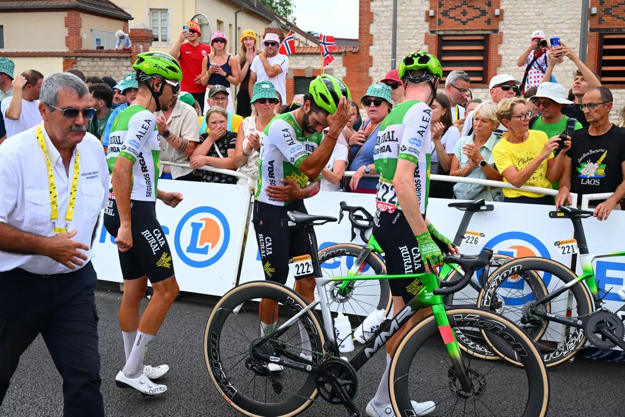 CHALON-SUR-SAONE (France), 16/07/2026.- Colombian cyclist Fernando Gaviria (C) of Caja Rural - Seguros RGA reacts after a crash during Stage 12 of the Tour de France, a 179.1 km route from the Nevers Magny Cours Circuit to Chalon-sur-Saone, France, 16 July 2026. (Ciclismo, Francia) EFE/EPA/ETIENNE GARNIER / POOL
