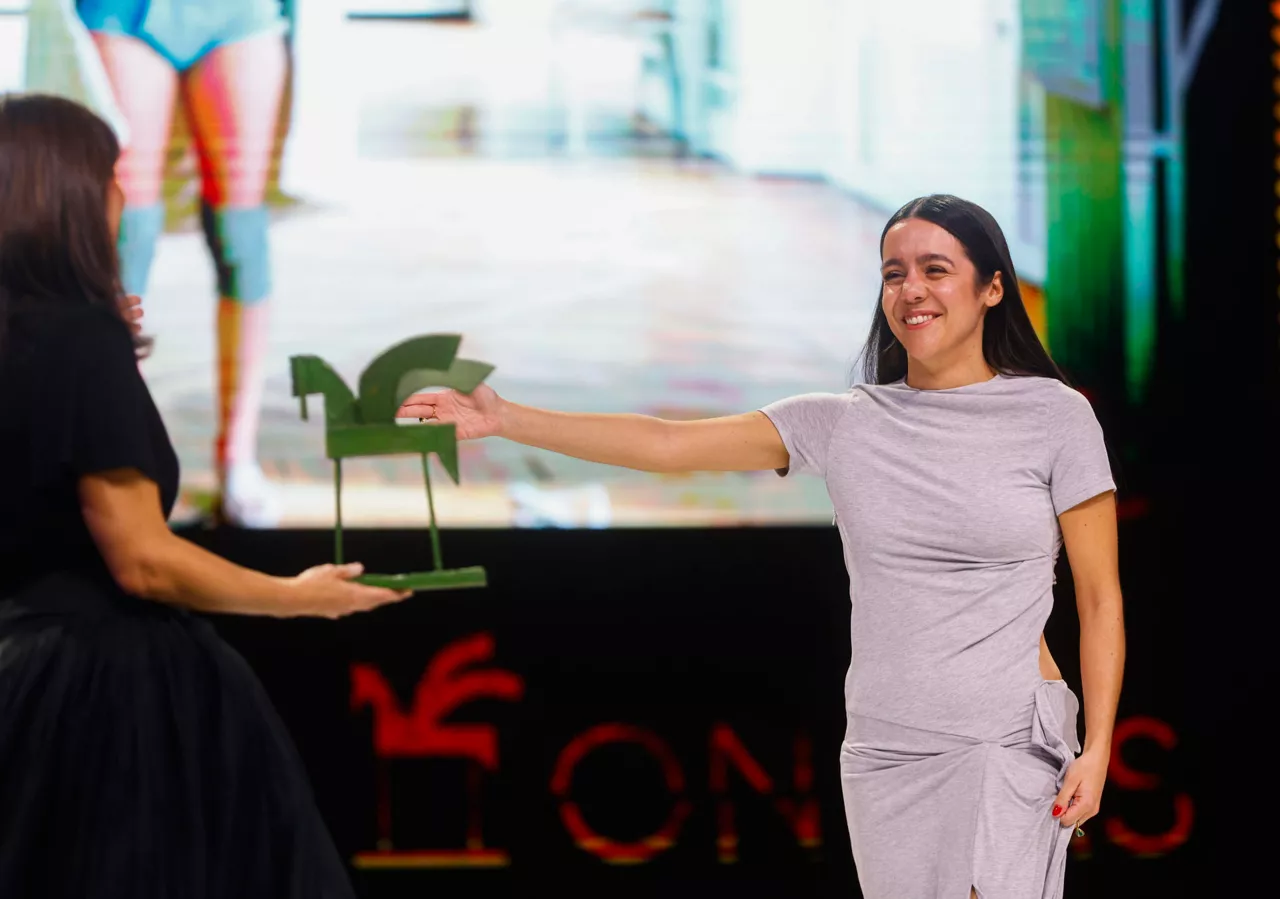 BARCELONA, 26/11/2025.- La cantautora Valeria Castro recibe el Premio Ondas Nacional de Música al ´Fenómeno Musical del Año´ durante la 72ª edición de la gala de los Premios Ondas 2025 que se celebra este miércoles en el Gran Teatre del Liceu de Barcelona. EFE / Quique García.
