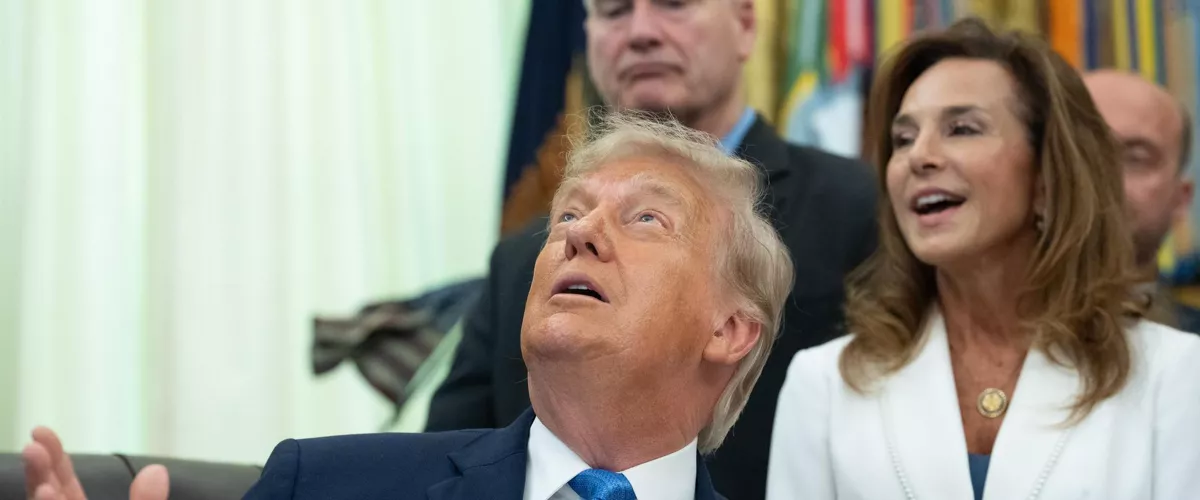 WASHINGTON, DC (Washington, DC,), 10/06/2026.- US President Donald Trump gives remarks during a signing ceremony for the “Secure America Act” in the Oval Office of the White House in Washington, DC, USA, 10 June 2026. The act requires proof of citizenship to register to vote. EFE/EPA/AARON SCHWARTZ / POOL
